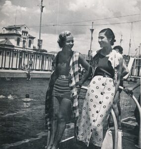 Ilse Steinhoff, En la piscina. Sitges (Barcelona), ca. 1935 (Legado Luis Fernández Fuster, Biblioteca de la Facultad de Empresa y Gestión Pública, Universidad de Zaragoza)